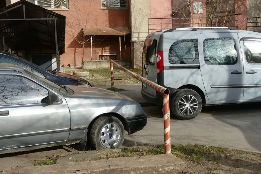 Чи приберуть обмежувачі руху у дворах Калуша? Рішення координаційної ради