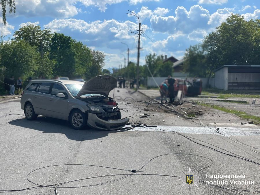 Правоохоронці затримали п’яного водія, який спричинив ДТП у Надвірній на вулиці Грушевського: деталі аварії