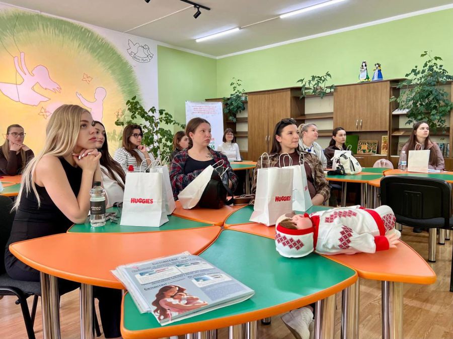Друге заняття школи відповідальних батьків у Калуші зібрало 14 майбутніх мам