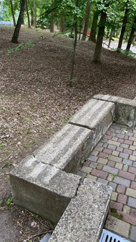 Тільки дві з восьми лавок у Калуші в поганому стані на головних сходах міського парку