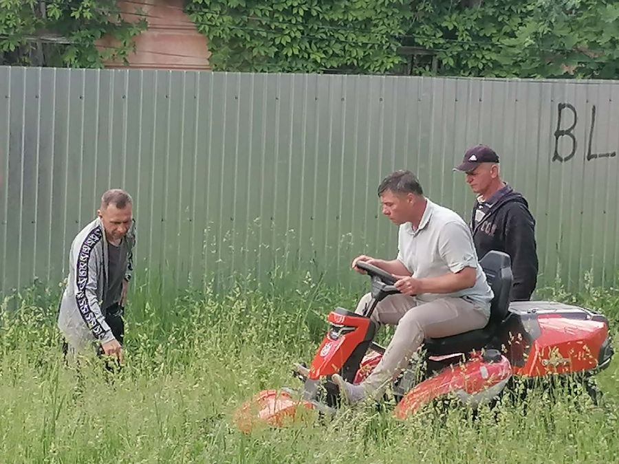 Випробування нового мінітрактора для косіння трави під час сесії: директор «Калушавтодору» провів тест-драйв