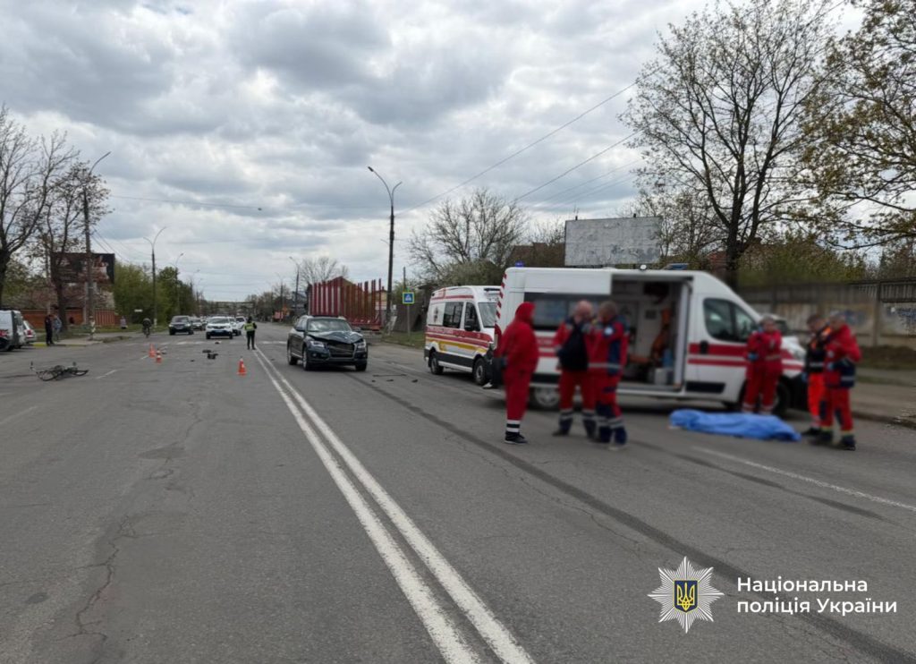 Фатальна аварія у Коломиї: авто збило жінку на велосипеді