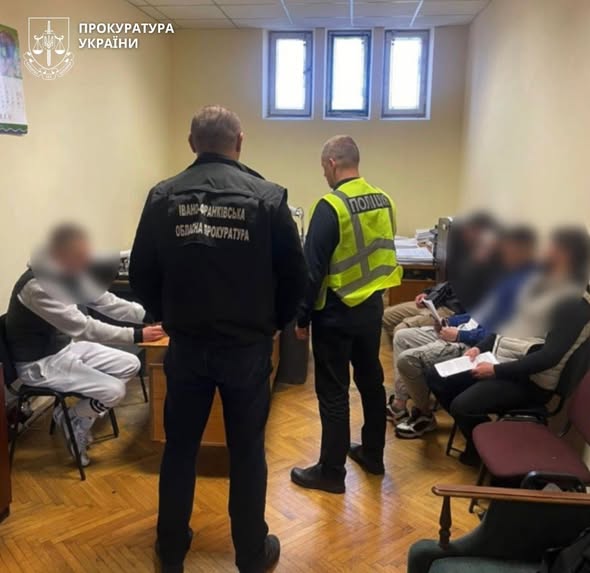 В Івано-Франківській області прокуратура оголосила нові підозри колу кібершахраїв