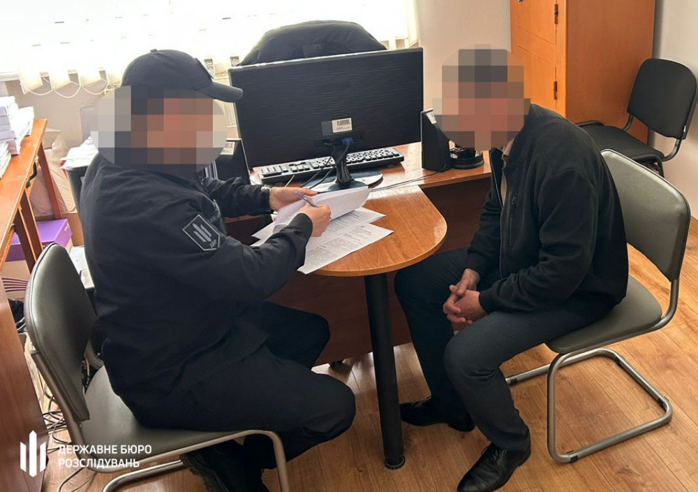 ДБР заарештувало заступника начальника поліції з Надвірнянщини через вимагання 5 тисяч доларів у бізнесмена
