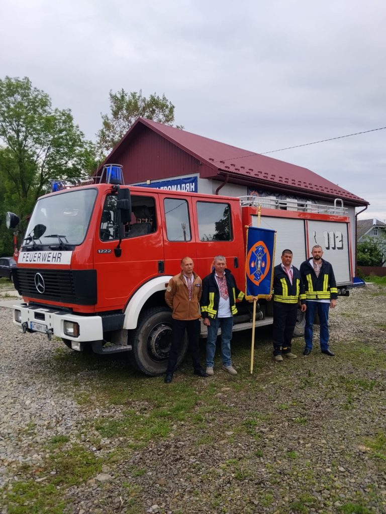 У Тисменицькій громаді добровольчі пожежники та учні ліцею організували яскравий флешмоб до свята вишиванки