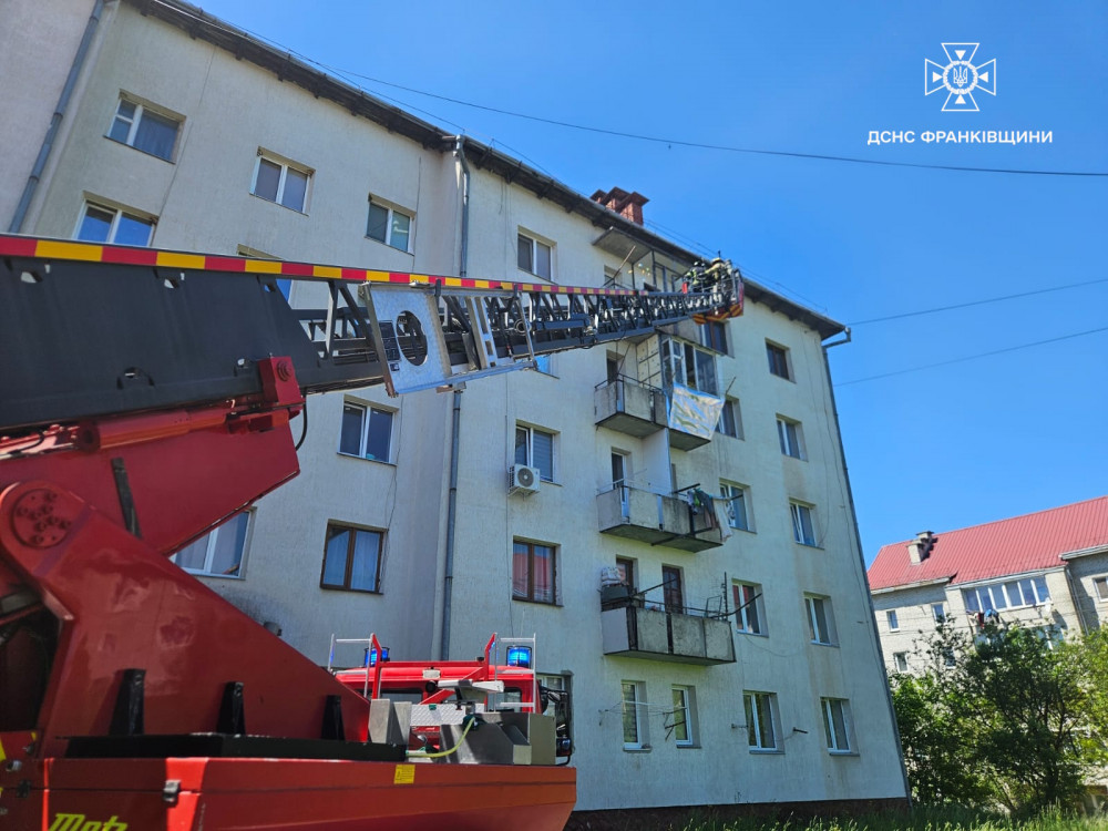 У Надвірній під час пожежі пожежники вивели з будинку 15 людей, серед яких троє дітей