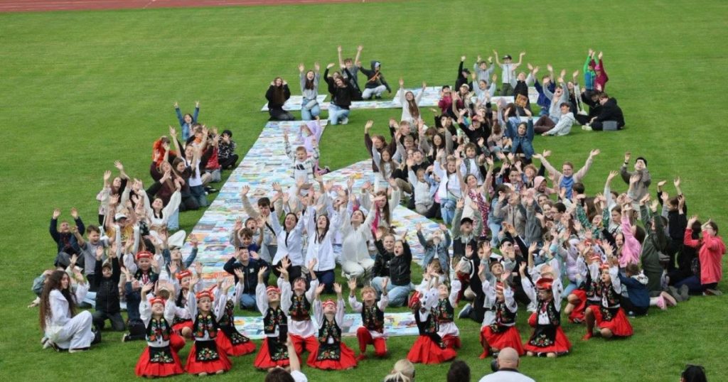 Логотип із 1377 дитячих малюнків: у Калуші встановили новий рекорд
