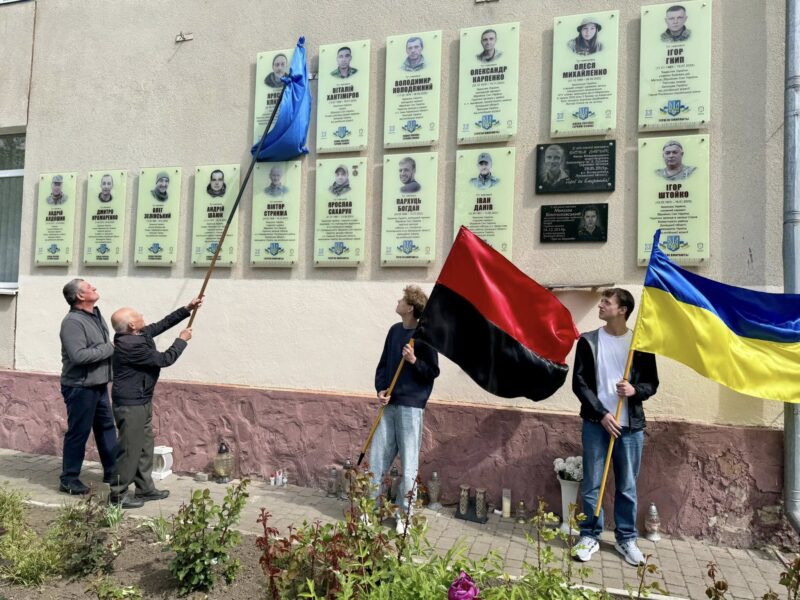 У Бурштині встановили меморіальну дошку захиснику Ярославу Климчуку