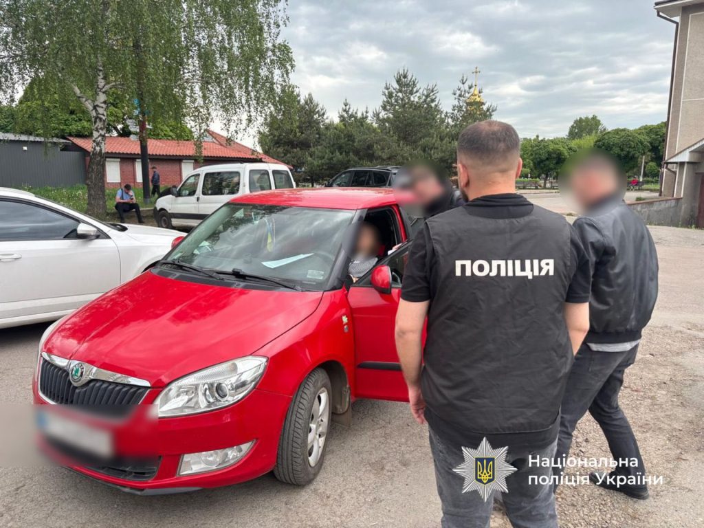 Затримали держслужбовицю за 3 тисячі доларів хабара за списання боргу по аліментах