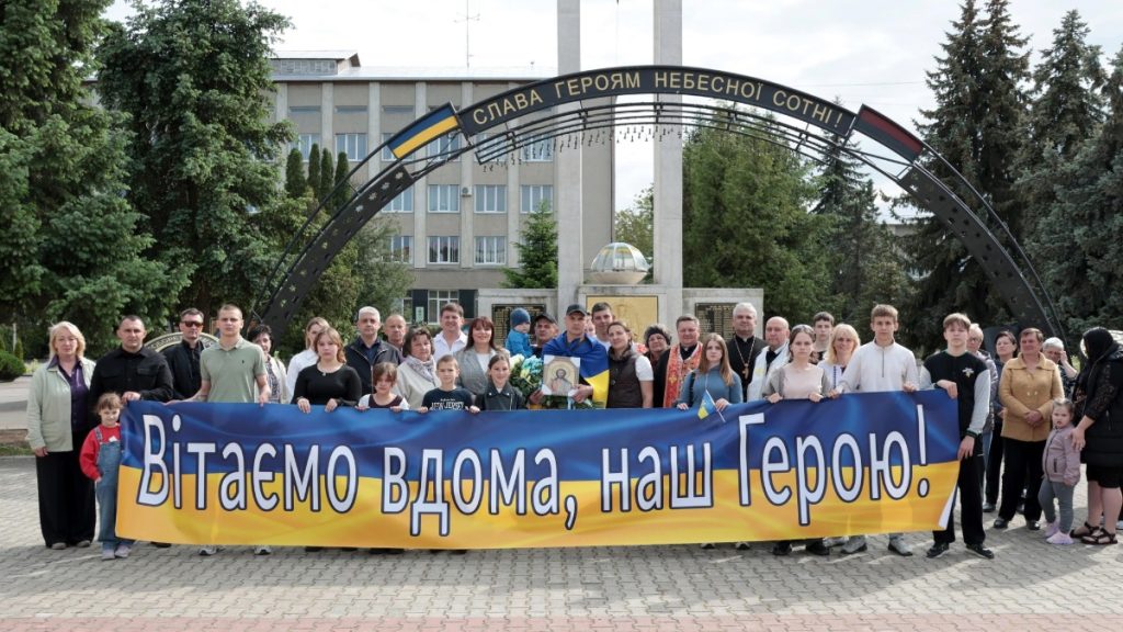 У Тисмениці радо зустріли військового Василя Мулика, який повернувся з російського полону