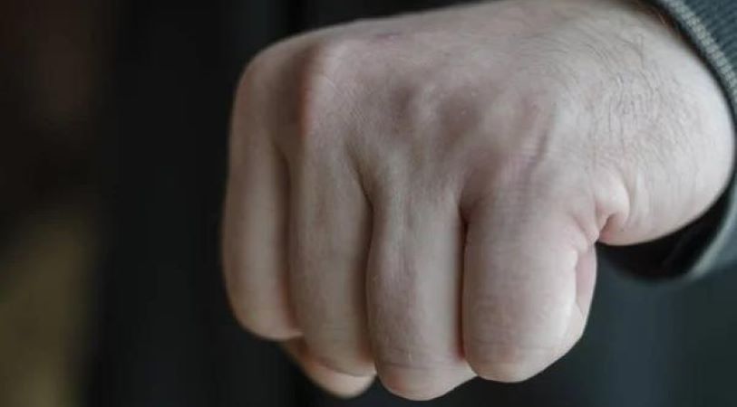 В Івано-Франківській області чоловік напав на покупчиню магазину через сварку з жінкою