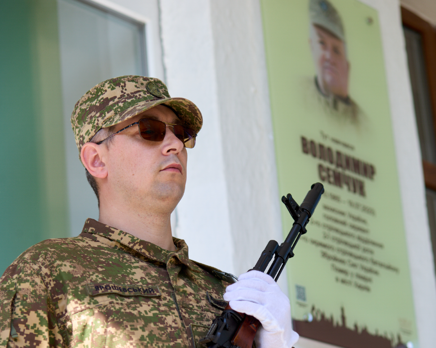 На Івано-Франківщині встановили меморіальну дошку загиблому герою Володимиру Семчуку