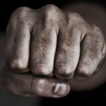 У Києві п’ятеро людей прив’язали 58-річного чоловіка до дерева