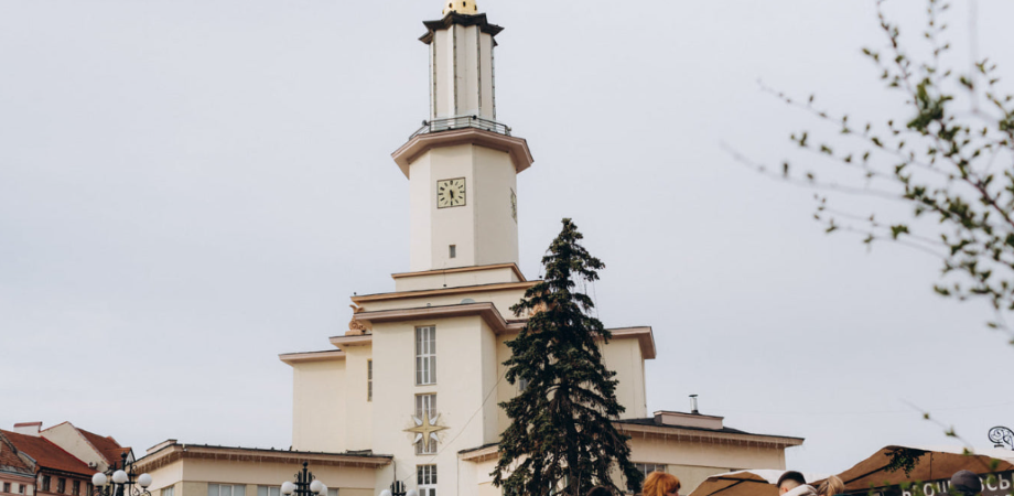 В Івано-Франківську через високу температуру зрошуватимуть вулиці та розбризкуватимуть воду