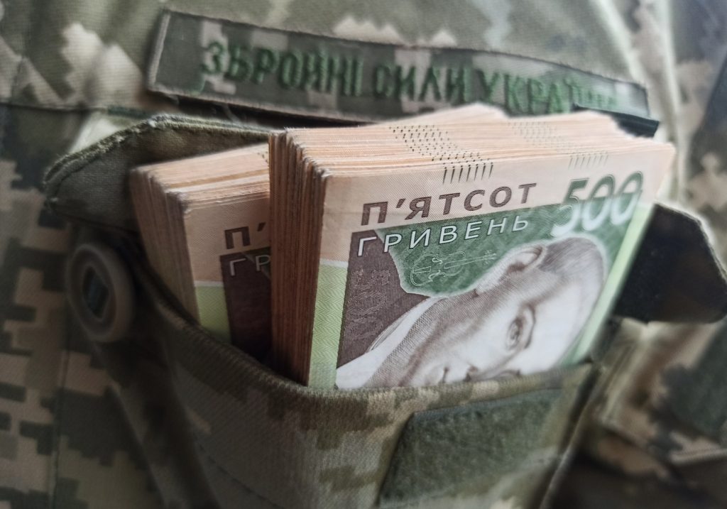 Уряд схвалив оновлені оклади та премії для військових