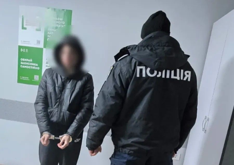 Суд подовжив запобіжний захід 19-річній підпалювачці автомобіля в Калуші ще на два місяці