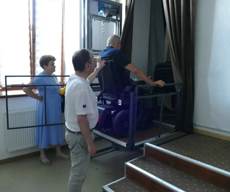 В палаці культури Калуша встановили інноваційний підйомник для людей з обмеженими можливостями