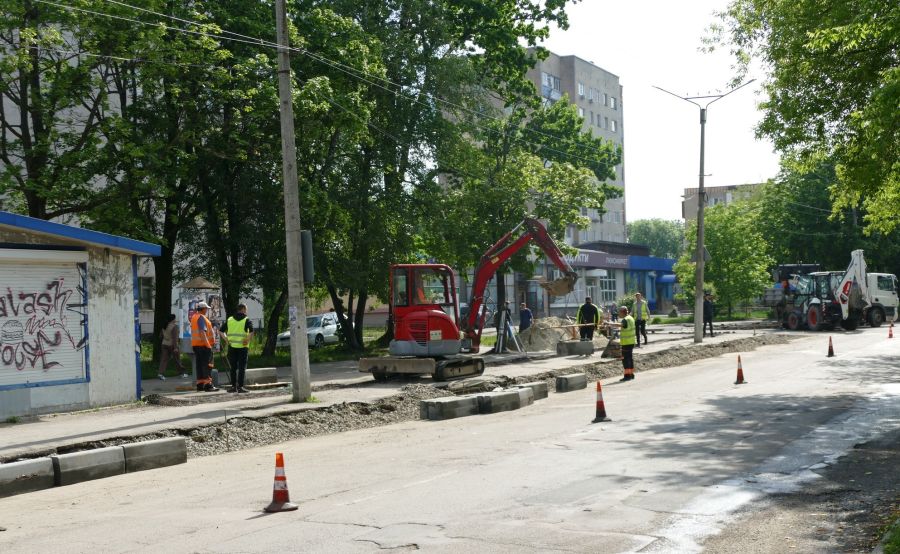 В Калуші облаштовують доступний шлях до дитячої поліклініки