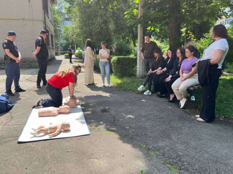 Співробітники Калуського суду проходили навчання з реагування на пожежі, мінну небезпеку та надання першої допомоги