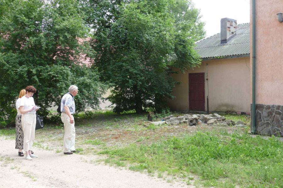 У Калуші комісія з озеленення виявила численні проблеми у житловому районі