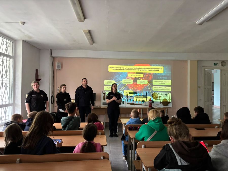 Поліцейські та рятувальники Калуша організували захід для дітей у таборі відпочинку «Лімниця»