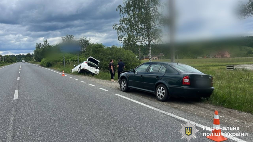 У Прикарпатті трапилася аварія за участі двох автомобілів — один із них з’їхав у кювет