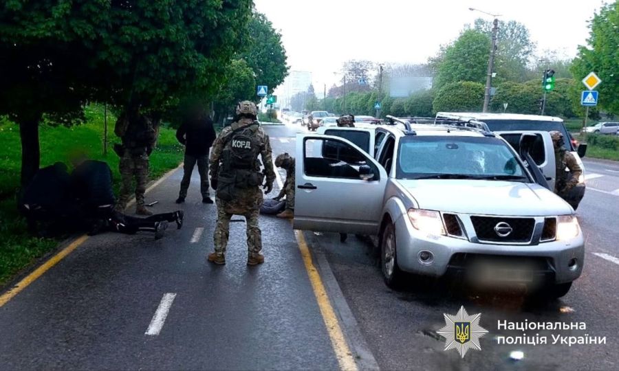 Фейковий блокпост і мільйонні пограбування: організатора банди знайшли за кордоном