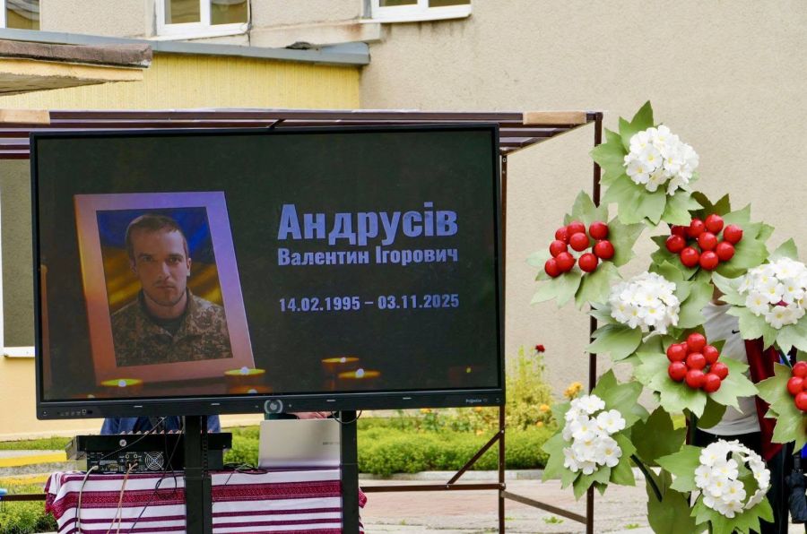 У Калуші встановили пам’ятну дошку загиблому Герою Валентину Андрусіву