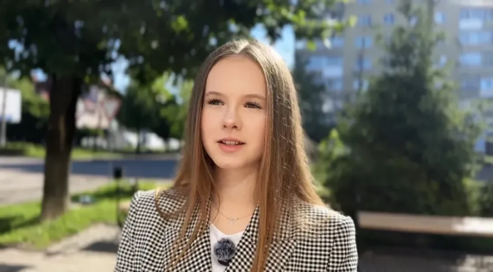 У Калуші учениця Анна Масляк друге літо виконує пісні за пожертви на дрони та патрони