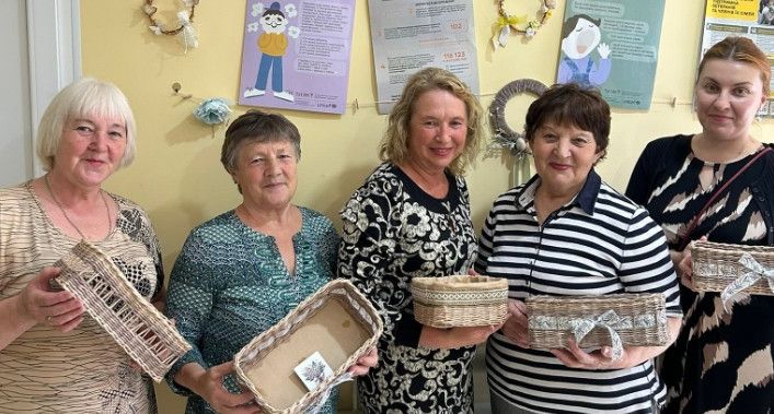 У Калуському Центрі життєстійкості жінки виготовляли вироби з паперової лози