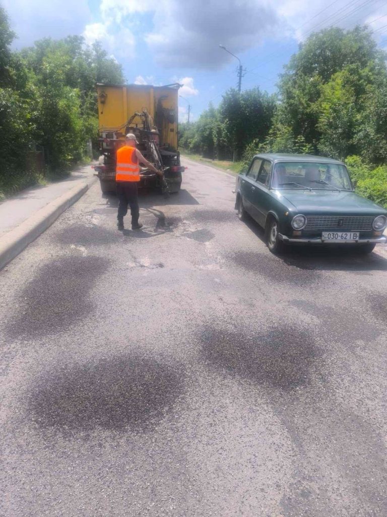 Відновлення дорожнього покриття в Калуші: підрядники Служби ремонту усувають пошкодження
