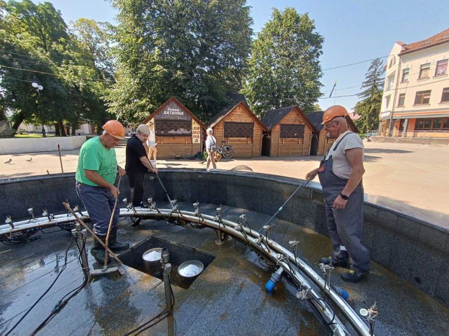 Центральний фонтан Калуша знову заграє світлом: на площі Героїв оновили підсвітку
