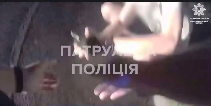 У Франківську надали допомогу чоловіку з незаблокованою гранатою