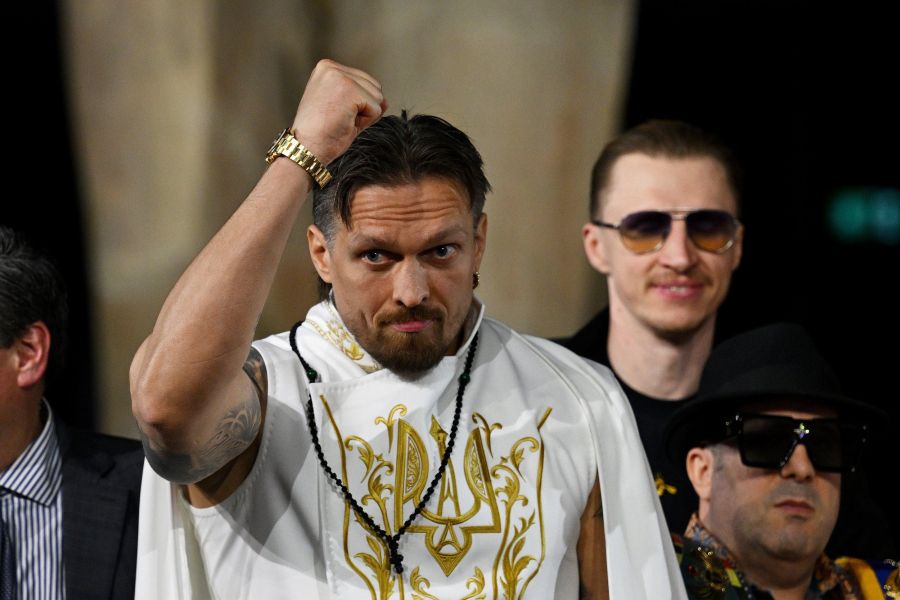 Усик залишає чемпіонські пояси, але продовжує кар’єру: готується до грандіозного бою