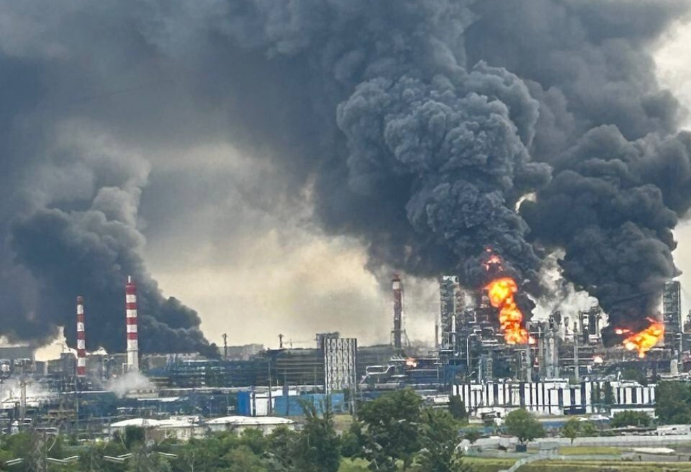 Москва зранку атакована дронами: велика пожежа на нафтовому заводі, густий дим над містом