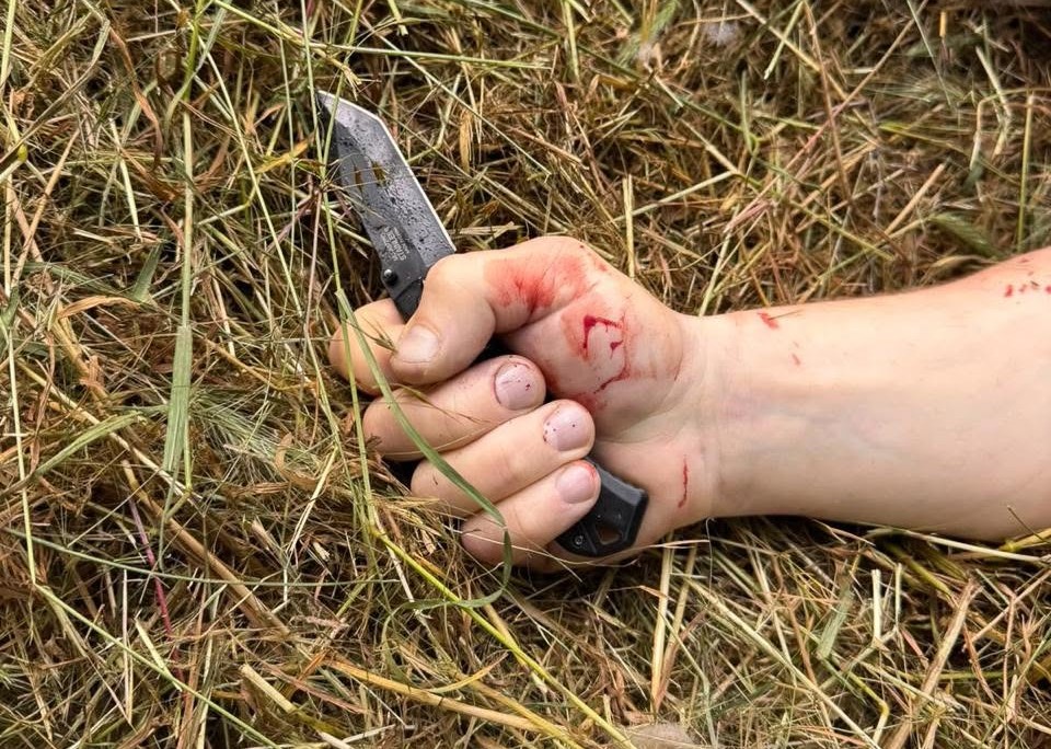 У Запоріжжі під час обшуку дому чоловік із ножем кинувся на поліцейських