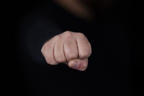 Відстояв честь дружини: прикарпатець побив сусіда через конфлікт після підпалу сіна
