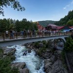 У мережі опублікували відео, де в Яремче підлітки стрибають з 20-метрового мосту у водоспад