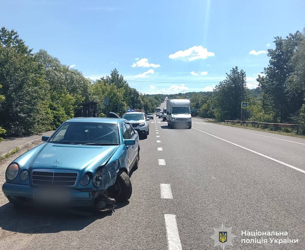 На Івано-Франківщині п’яний кермувальник виїхав на протилежну смугу й зіткнувся з автомобілем: травмована жінка