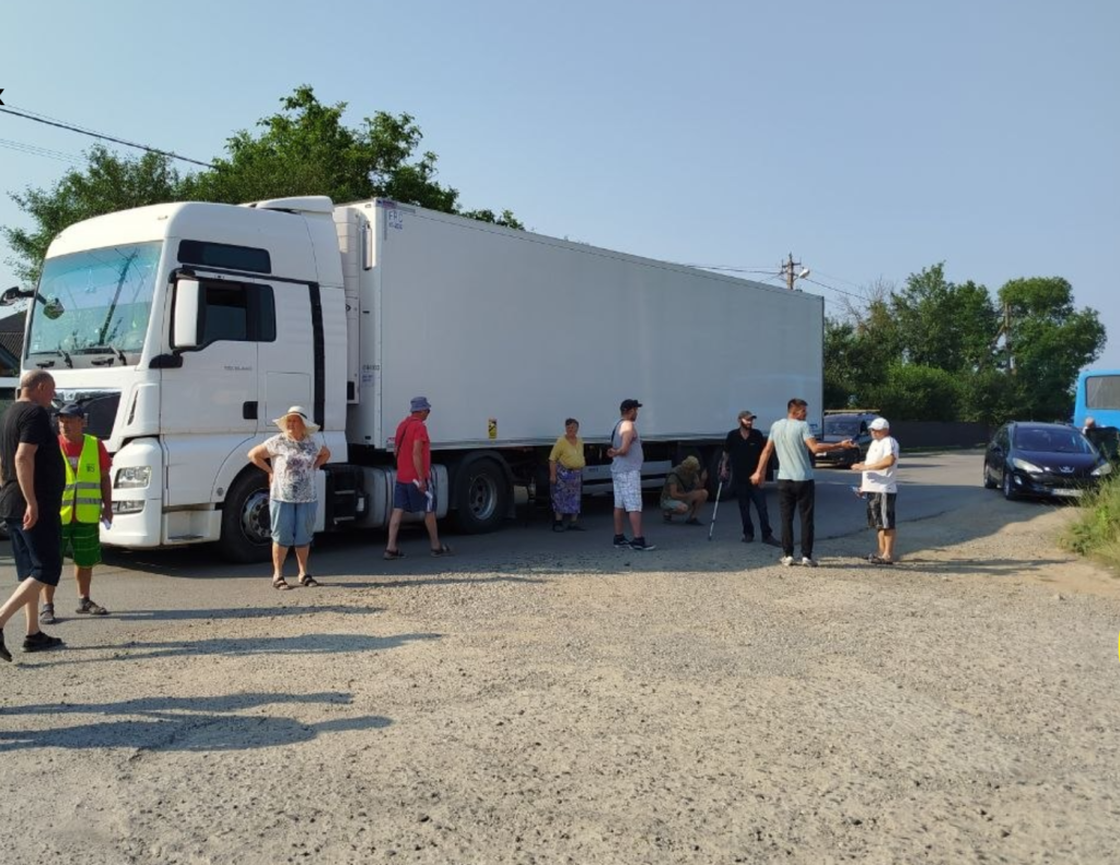 У Загвіздянській територіальній громаді біля Івано-Франківська місцеві жителі блокують дороги, вимагаючи ремонтних робіт