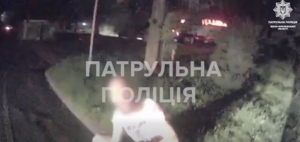 В Івано-Франківську поліцейські врятували чоловіка з гранатою без запобіжника