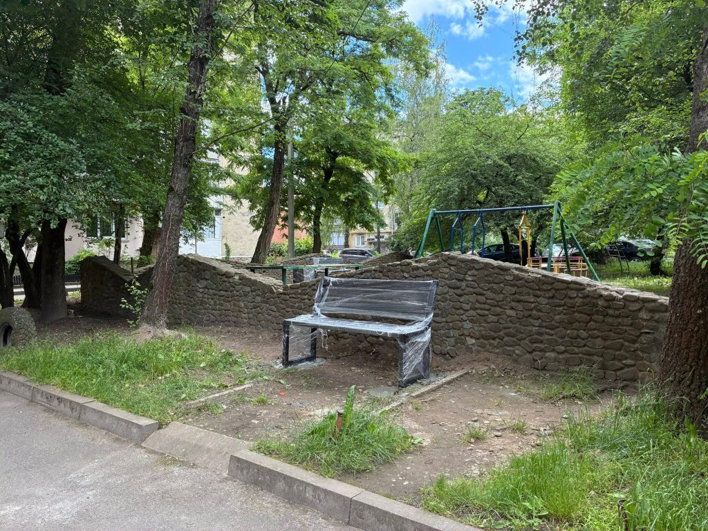 У дворах Франківська встановили нові лавки за проханням мешканців