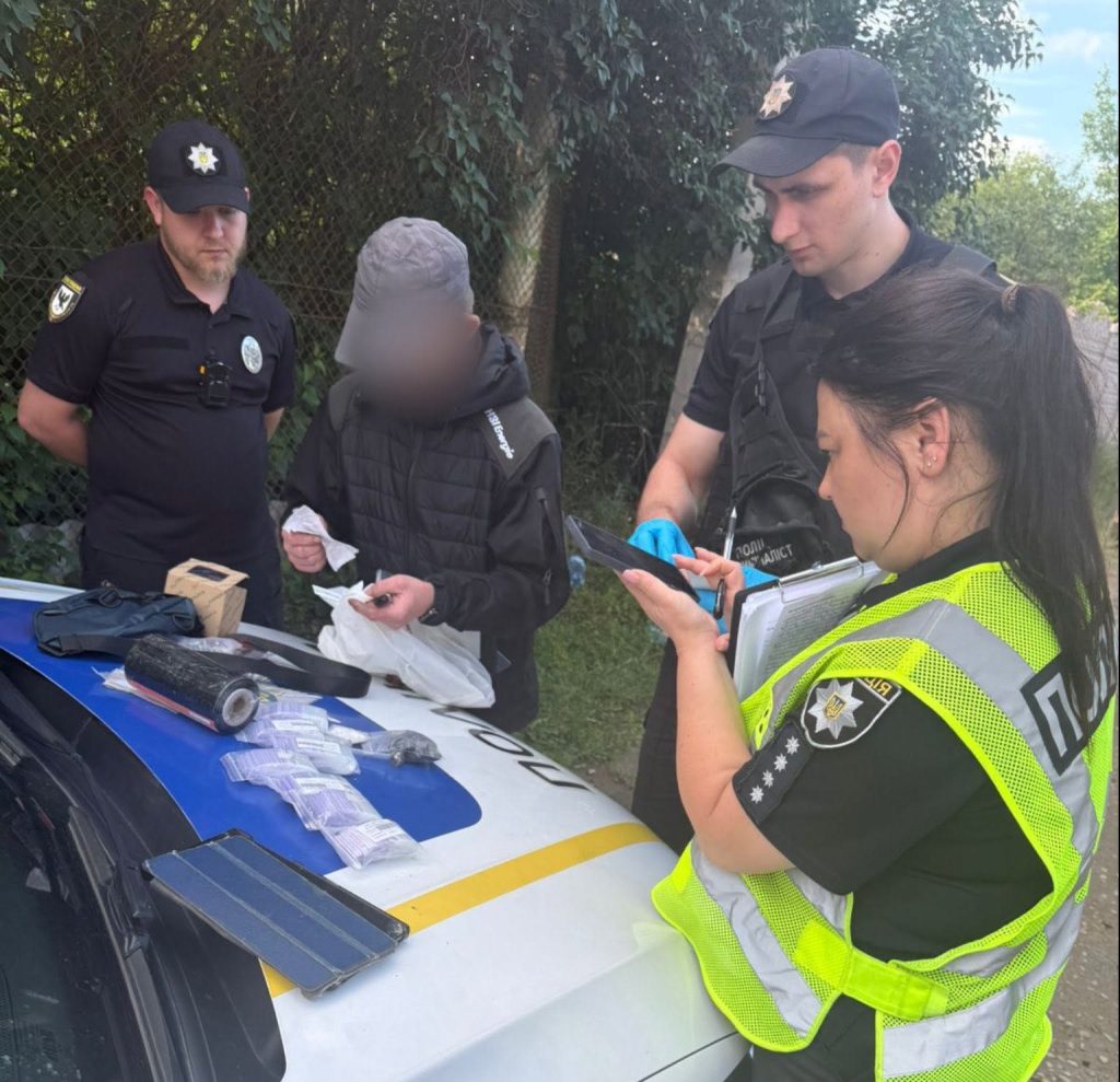 У Франківську поліція заарештувала чоловіка з великою кількістю психотропних речовин