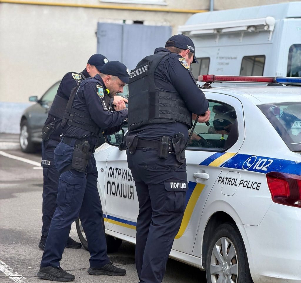 У Франківську патрульні відпрацьовували процедури перевірки автомобілів у небезпечних ситуаціях