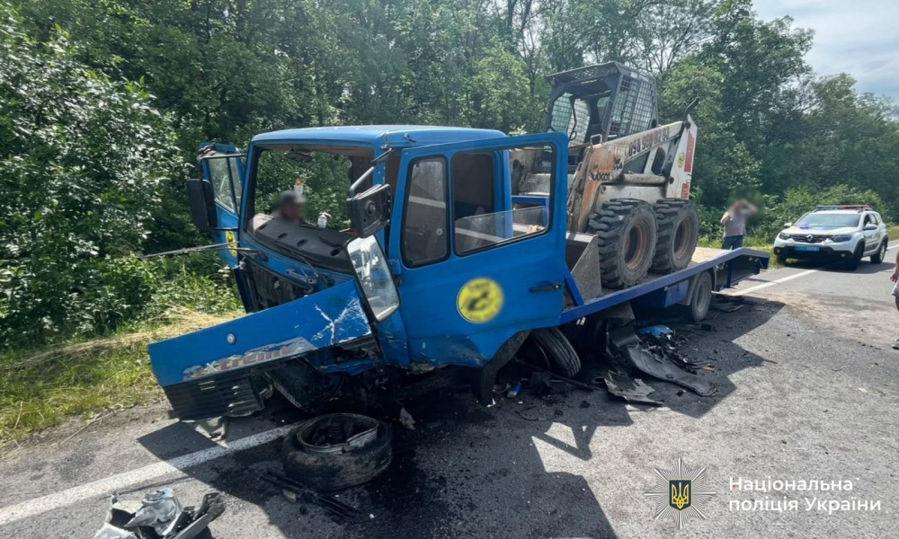У Надвірнянському районі під час зіткнення маршрутки з евакуатором водія поранено