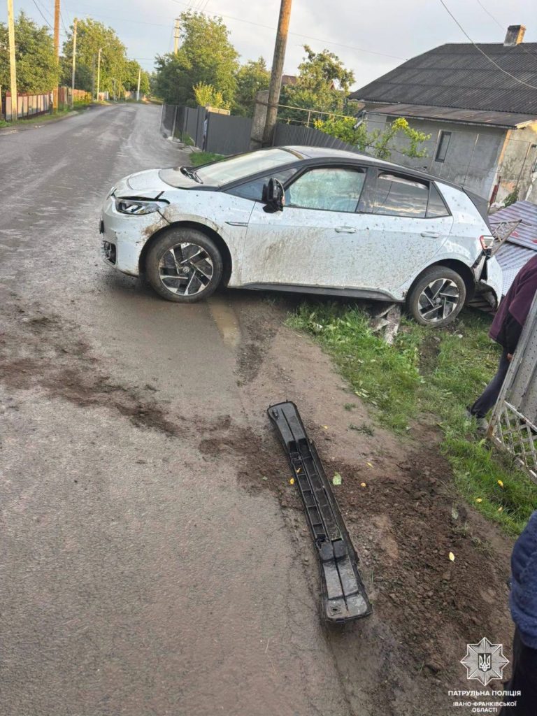 У Франківському районі водій Volkswagen врізався в огорожу