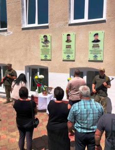 На фасаді Нижнівського ліцею встановили пам’ятні дошки Тарасу Шпуку та Богдану Палюзі
