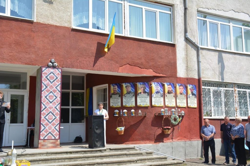 У Гвіздському ліцеї встановили пам’ятні таблиці на честь загиблих Героїв Ігоря Яцурака та Петра Насадюка