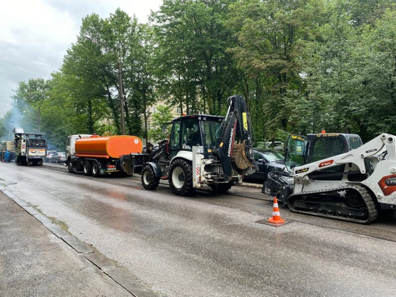 В Івано-Франківську на вулиці Чорновола проводять ремонтні роботи