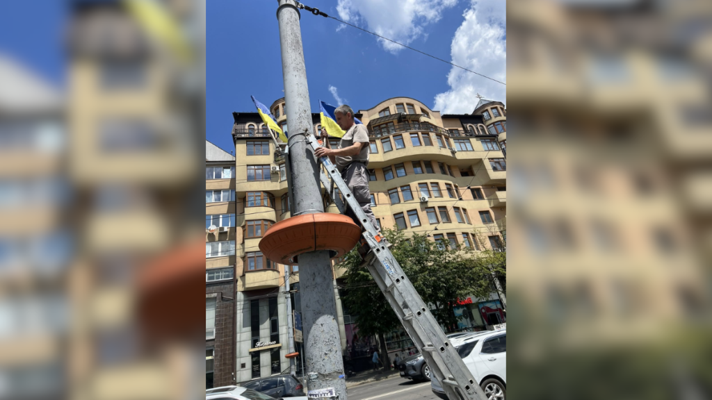 В Івано-Франківську до святкування Дня Конституції встановили українські прапори